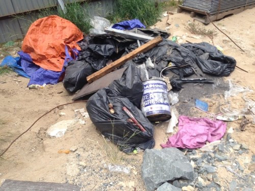 Không khó để tìm ra những khu chứa rác thải trong Formosa những ngày này (khi tỉnh Hà Tĩnh quyết phong tỏa rác của khu liên hiệp này). Ngay tại cổng ra vào, các túi đen đựng rác được xếp đống để giữa sân hay mép đường.