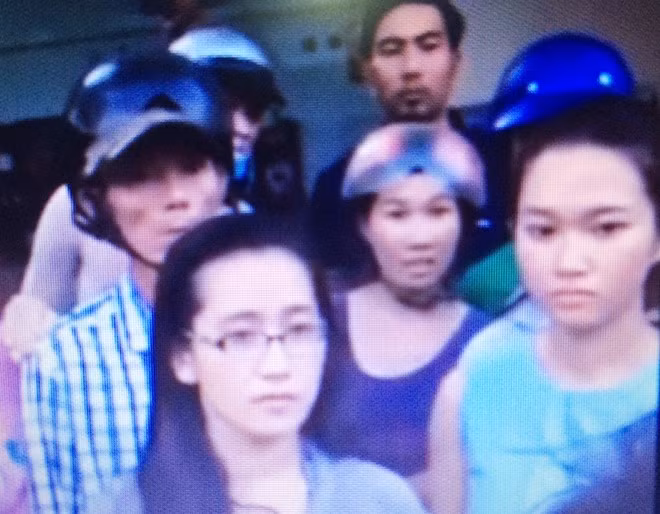 Hai cô gái trong clip yêu cầu CSGT phải xuất trình giấy tờ công tác, kế hoạch tuần tra. Ảnh cắt từ clip.