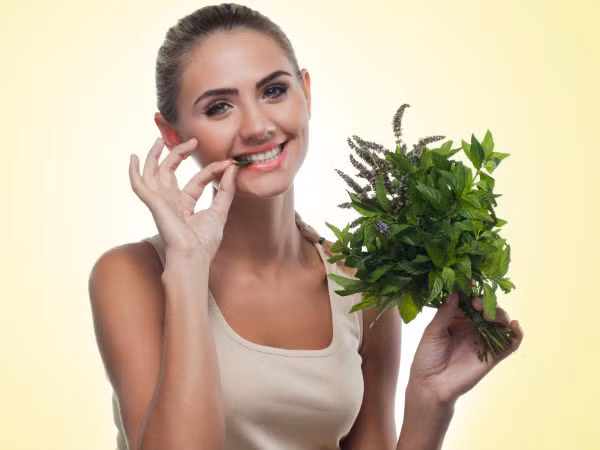 Triệu chứng chảy máu nặng, dai dẳng trong chu kỳ kinh nguyệt y học gọi là chứng rong kinh. Rong kinh kéo dài quá 7 ngày thường kèm theo mệt mỏi, đau bụng, nhức đầu, suy nhược và đau đớn.