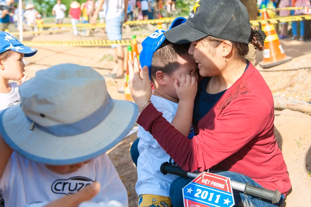 Có em khóc nhè, nhiều phụ huynh vội vã đến dỗ dành con.