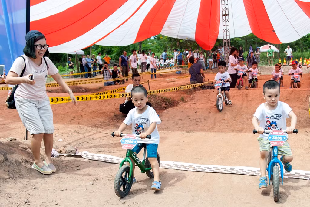 Bố mẹ các bé đứng ngay bên đường đua cổ vũ cho con.