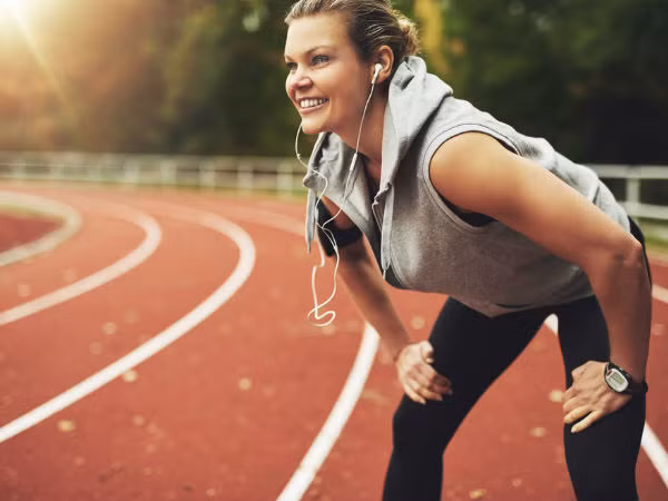 Nghe nhạc giúp tăng sức bền. Nhịp điệu âm nhạc mà bạn nghe khi luyện tập có thể kích thích khu vực điều khiển vận động trong não, do đó nó cũng hỗ trợ cho các bài tập có tính chất nhịp nhàng như chạy bộ hoặc cử tạ.