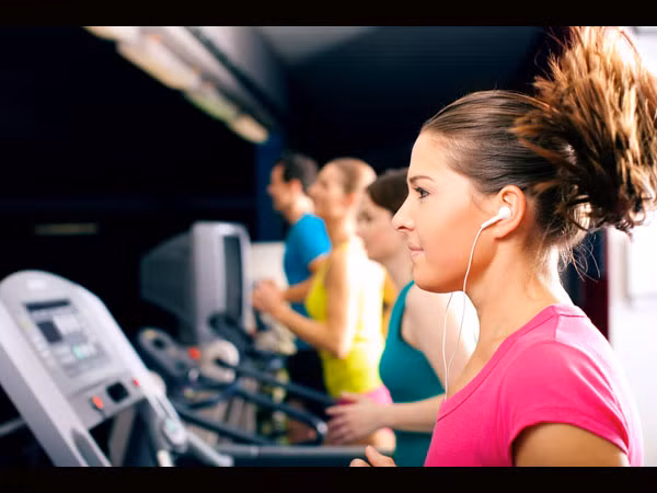 Giai điệu mạnh kích thích chuyển động. Các nhà nghiên cứu phát hiện những bản nhạc có cường độ nhanh và mạnh sẽ khiến não bộ cảm thấy hào hứng và thúc đẩy người nghe chuyển động. Nói một cách đơn giản, nếu danh mục bài hát của bạn đủ khả năng làm bạn lắc lư theo (chẳng hạn như nhạc sàn), việc luyện tập đối với bạn không thành vấn đề.