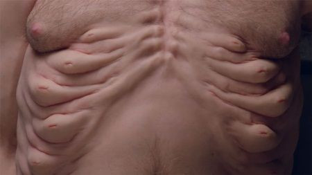 Piccinini đã tìm hiểu từ nhà phẫu thuật Christian Kenfield và kỹ sư an toàn đường bộ David Logan để chế tạo nên một cơ thể có thể chống chọi lại được các tai nạn giao thông nghiêm trọng.