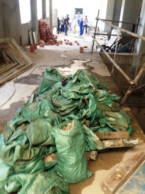 Từ dưới các hầm ngầm sâu hoắm trong công trường lò luyện cốc, công nhân bốc những túi bùn, đất vào những bao tải màu xanh chất thành đống, nước chảy lênh láng. Bùn chứa chất gì, độc hại hay không, hỏi công nhân, họ chỉ lắc đầu: “Biết răng được”.