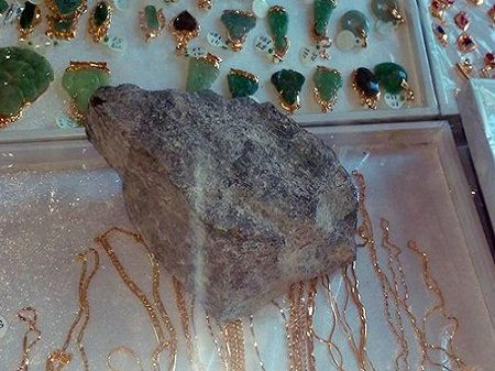 Truy lung doi tuong dap tu tiem kim hoan cuop vang