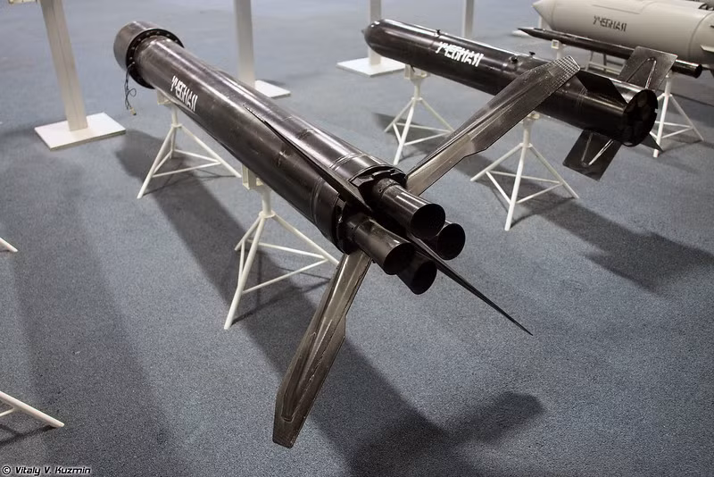 Đạn có trọng lượng cực lớn 480kg, dài 3,31m, đầu đạn 190kg, tầm bắn 3km. Trong ảnh là phiên bản S-25-OFM chuyên dùng để tấn công mục tiêu kiên cố. Nguồn ảnh: Vitaly Kuzmin