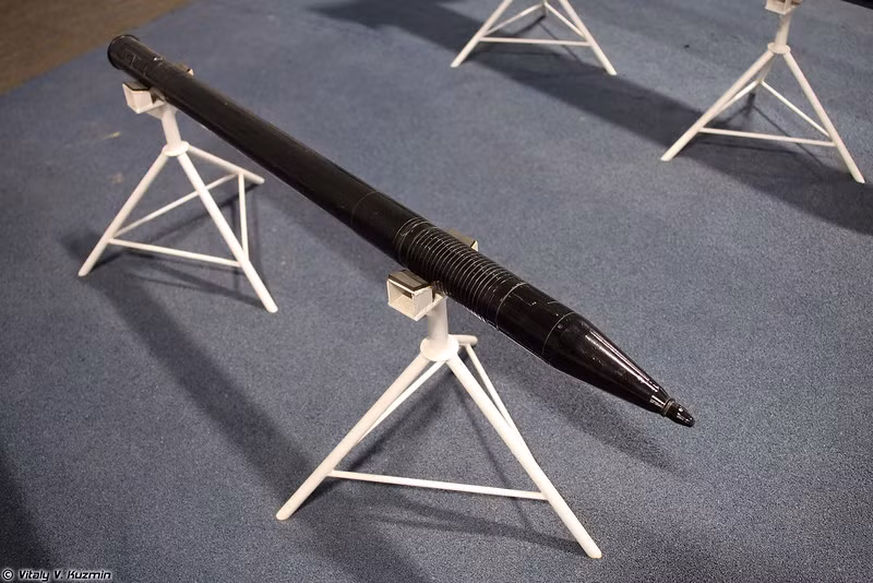 Trong ảnh là đạn rocket không đối đất S-8 cỡ 80mm được phát triển vào những năm 1970, biên chế từ 1984. Nó có tầm bắn từ 2-4km, đạn có thể lắp nhiều loại phần chiến đấu gồm: đầu nổ xuyên giáp S-8KO xuyên 400mm thép đồng nhất RHA; đầu nổ xuyên boongke S-8B/BM xuyên 800mm kết cấu bê tông; đầu nổ nhiệt áp S-8D/DM/DF tạo ra vụ nổ sức công phá tương đương 5,5-6kg TNT... Nguồn ảnh: Vitaly Kuzmin