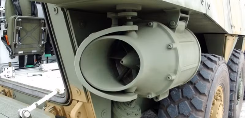 Động cơ phản lực nước (Waterjet) lắp phía sau cho phép xe đạt tối đa 100km/h trên đường nhựa và 10km/h khi bơi, tầm hoạt động 800km, khả năng vượt dốc đứng 60%, vượt dốc nghiêng 30%. Ảnh: chosun.com.