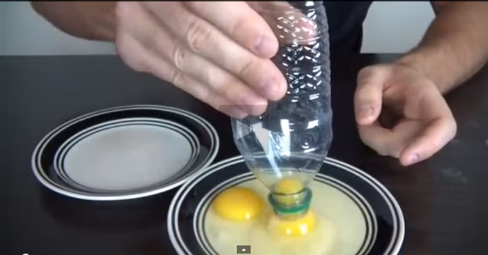 Sau đó ấn nhẹ vỏ chai là có thể hút nguyên vẹn cả lòng trứng. Bóp chai một lần nữa, lòng đỏ trứng sẽ rơi ra một cách dễ dàng.