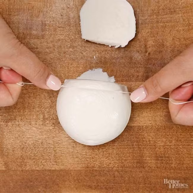 Dùng chỉ nha khoa để cắt những lát pho mát hoặc bánh thật mỏng.