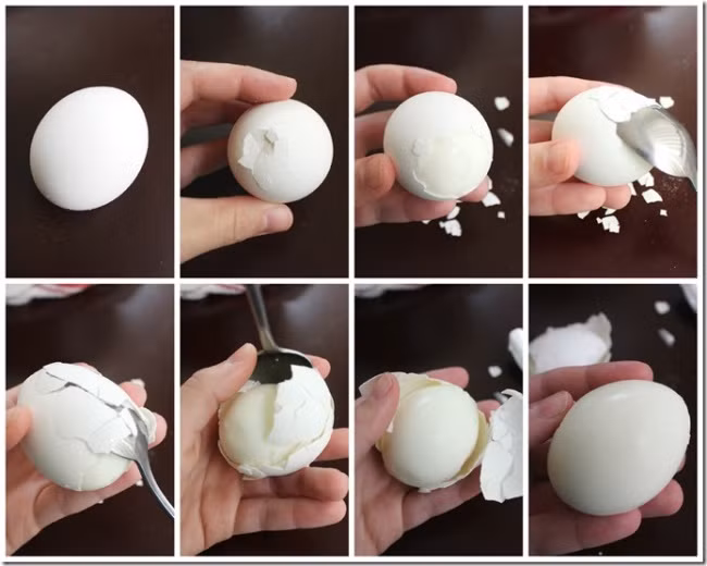 Chỉ mất vài giây là bạn có thể bóc sạch sẽ vỏ một quả trứng luộc bằng thìa inox. Đập đầu nhọn quả trứng để vỏ tách ra. Sau đó đặt thìa vào chỗ vừa bóc vỏ. Lách nhẹ thìa vào trong vỏ trứng và từ từ tách hết phần vỏ.
