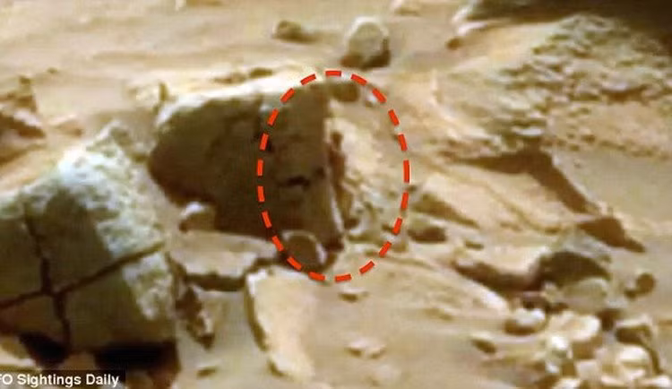 Một người dùng Youtube nhận thấy bóng người phụ nữ nấp sau tảng đá.