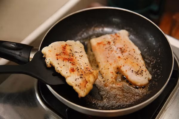 Đừng vội bỏ đi lượng mỡ thừa sau khi chiên thịt vì hương vị của nó rất thơm.