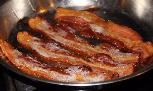 Sử dụng mọi loại chảo để khi chế biến món thịt xông khói là sai lầm của nhiều bà nội trợ. Nếu sử dụng chảo nhôm mỏng, rất dễ làm thịt bị cháy.