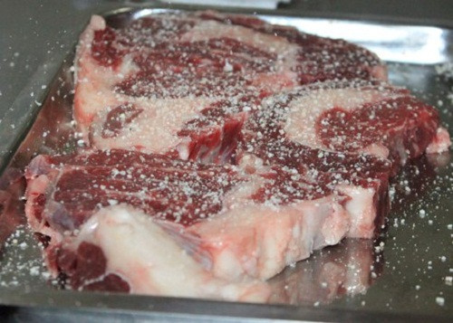 Đừng quên món thịt xông khói phải có vị mặn. Hãy ngâm thịt trong nước muối khoảng hai ngày để thịt ngấm mặn và ngừa vi khuẩn.