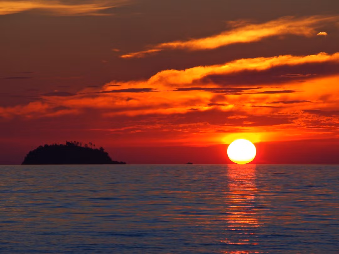 Đảo Malapascua, Philippines được biết đến với những bãi cát trắng mịn. Du khách đến đây ngắm hoàng hôn để xua đi những mệt mỏi, căng thẳng.