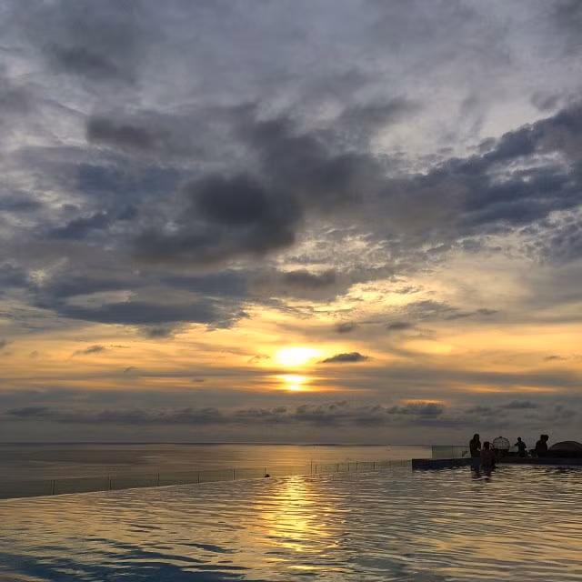 Bãi biển Kata tại Phuket, Thái Lan là một điểm ngắm hoàng hôn ở Đông Nam Á tuyệt đẹp. Bạn hãy đến thật sớm, tìm một vị trí lý tưởng để phóng tầm mắt ra xa ngoài khơi ngắm mặt trời lặn.