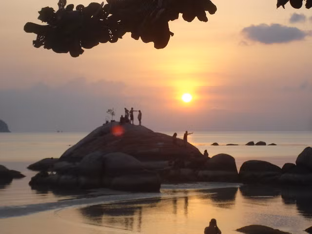 Đảo Koh Phangan là một hòn đảo lớn với 40 hòn đảo nhỏ xinh đẹp nhất vịnh Thái Lan. Những bãi cát trắng trải dài, những khung cảnh hoang sơ...làm say đắm biết bao du khách.