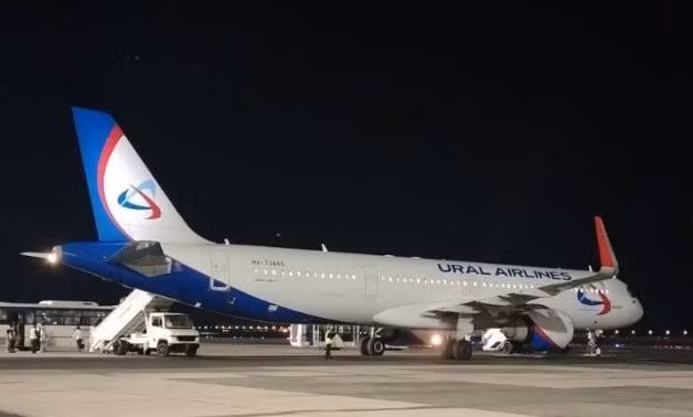 Ngày 3/1/2025, Bộ Hàng không Dân dụng Ai Cập thông tin máy bay Airbus số hiệu A-321 của hãng hàng không Ural Airlines chở 236 hành khách đã phải hạ cánh khẩn cấp chỉ sau 10 phút cất cánh. Máy bay đã phải quay trở lại sân bay Sharm El-Sheikh ngay sau khi vừa mới khởi hành đến thành phố Yekaterinburg của Nga. Ảnh: Egypt Today.