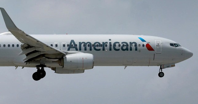 Tối ngày 12/12/2024, máy bay Airbus A321 chở gần 200 hành khách và phi hành đoàn của Hãng hàng không American Airlines hạ cánh khẩn cấp sau khi xảy ra va chạm với chim trời. Điều này khiến một trong hai động cơ của máy bay bị hỏng. Ảnh: CBS News.