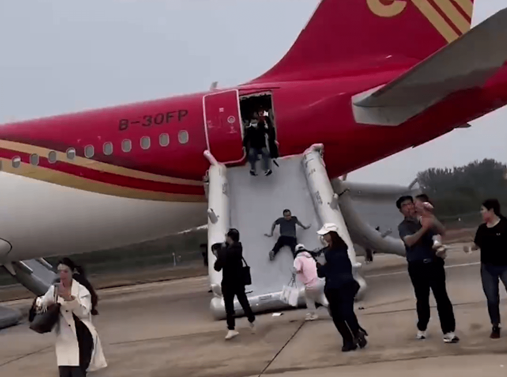 Chiều ngày 18/10/2024, máy bay Airbus A320neo mang số hiệu ZH9138 của hãng hàng không Shenzhen Airlines phải quay lại và hạ cánh khẩn cấp tại sân bay Chính Định, Thạch Gia Trang, tỉnh Hà Bắc. Trung Quốc sau khi phi hành đoàn phát hiện có khói. Nguyên nhân có thể do nhiều yếu tố gây ra, chẳng hạn như trục trặc thiết bị hoặc sự cố với hệ thống lọc không khí. Ảnh chụp màn hình/Jimu News.