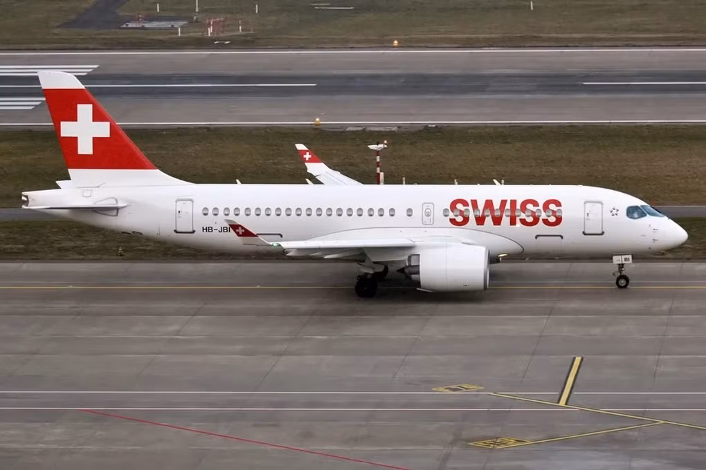 Vào ngày 23/12/2024 giờ địa phương, máy bay Airbus 220-300 mang số hiệu LX1885 của hãng Swiss International Airlines đang trên đường từ thủ đô Bucharest (Romania) đến thành phố Zurich (Thụy Sĩ) đã phải hạ cánh khẩn cấp ở thành phố Graz (Áo) do "sự cố động cơ và phát hiện khói trong cả khoang hành khách và buồng lái". Ảnh: Wiki.