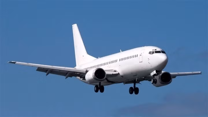 Trước đó, ngày 7/1/2025, hãng tin RIA của Nga thông tin một máy bay Boeing 737 chở 173 hành khách của hãng hàng không UTair đã phải hạ cánh khẩn cấp xuống sân bay Vnukovo ở Moscow. UTair cho biết nguyên nhân hạ cánh khẩn cấp là do trục trặc ở bộ ổn định.