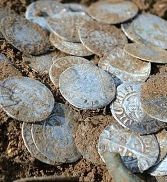 Những đồng tiền cổ quý hiếm thời Trung cổ được gọi là “Kho báu Hambleden” sau khi chúng được tìm thấy tại địa điểm Hambleden - một ngôi làng được ghi chép trong Sách Domesday năm 1086. Ảnh: Andrew Winter.