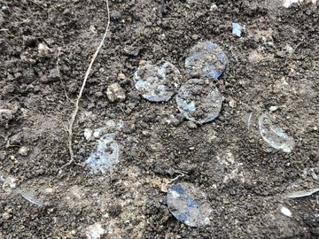 Mateusz Nowak, một trong 4 người tìm thấy “Kho báu Hambleden" cho hay: "Sau khi tìm thấy những đồng tiền cổ đầu tiên, chúng tôi đã kéo dài cuộc tìm kiếm thêm 2 lần nữa vì tìm thấy quá nhiều báu vật". Ảnh: Metal Detectives Group.