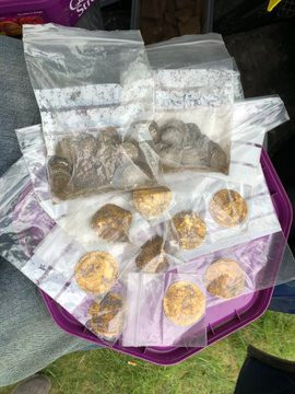 Những người đàn ông tìm thấy 557 đồng tiền vàng, bạc quý hiếm trong 4 ngày chia sẻ rằng vô cùng vui mừng khi phát hiện kho báu giá trị. Họ kể rằng trước đó đã tìm thấy những thứ ít giá trị hơn như vỏ đạn súng săn, cốc nhỏ... Đó chỉ là những vật dụng bình thường từng được người xưa sử dụng. Ảnh: Metal Detectives Group.