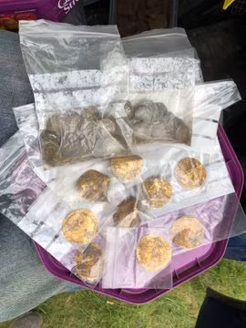 Những người đàn ông tìm thấy 557 đồng tiền vàng, bạc quý hiếm trong 4 ngày chia sẻ rằng vô cùng vui mừng khi phát hiện kho báu giá trị. Họ kể rằng trước đó đã tìm thấy những thứ ít giá trị hơn như vỏ đạn súng săn, cốc nhỏ... Đó chỉ là những vật dụng bình thường từng được người xưa sử dụng. Ảnh: Metal Detectives Group.