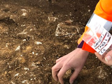 557 đồng tiền cổ đã được các chuyên gia kiểm tra và xác định chúng được đúc tại: Lincoln, Birmingham, Ireland và Scotland. Chúng có nguồn gốc từ thời vua Edward I - người cai trị nước Anh từ năm 1272 - 1307 và sau đó là con trai ông - Vua Edward II - người kế vị sau khi cha qua đời. Ảnh: Metal Detectives Group.