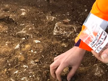 557 đồng tiền cổ đã được các chuyên gia kiểm tra và xác định chúng được đúc tại: Lincoln, Birmingham, Ireland và Scotland. Chúng có nguồn gốc từ thời vua Edward I - người cai trị nước Anh từ năm 1272 - 1307 và sau đó là con trai ông - Vua Edward II - người kế vị sau khi cha qua đời. Ảnh: Metal Detectives Group.