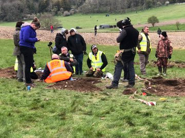 "Tôi thậm chí không thể tưởng tượng được chúng tôi đã may mắn như thế nào. Đó là cuối tuần tuyệt vời nhất trong cuộc đời tôi. Tôi sẽ nhớ mãi trong suốt cuộc đời mình", Tobiasz Nowak chia sẻ tâm trạng lúc tìm thấy kho báu tiền cổ. Ảnh: Metal Detectives Group.