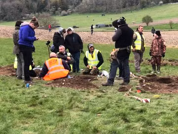"Tôi thậm chí không thể tưởng tượng được chúng tôi đã may mắn như thế nào. Đó là cuối tuần tuyệt vời nhất trong cuộc đời tôi. Tôi sẽ nhớ mãi trong suốt cuộc đời mình", Tobiasz Nowak chia sẻ tâm trạng lúc tìm thấy kho báu tiền cổ. Ảnh: Metal Detectives Group.