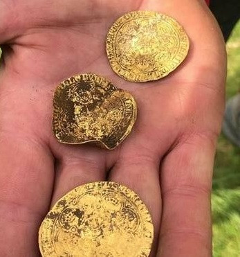 Theo các chuyên gia, 557 đồng tiền vàng, bạc quý hiếm mà nhóm 4 người dò kim loại trên tìm thấy đều có niên đại vào thế kỷ 14. Ước tính toàn bộ kho báu giá trị khoảng 195.000 USD (gần 5 tỷ đồng). Ảnh: Andrew Winter.