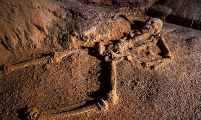 Trong số những hài cốt được tìm thấy trong hang Actun Tunichil Muknal, đáng chú ý là hài cốt phủ pha lê được đặt tên Crystal Maiden. Thi hài này thuộc về một thiếu niên 17 tuổi - người có cái chết đầy đau đớn. Ảnh: Amusing Planet.