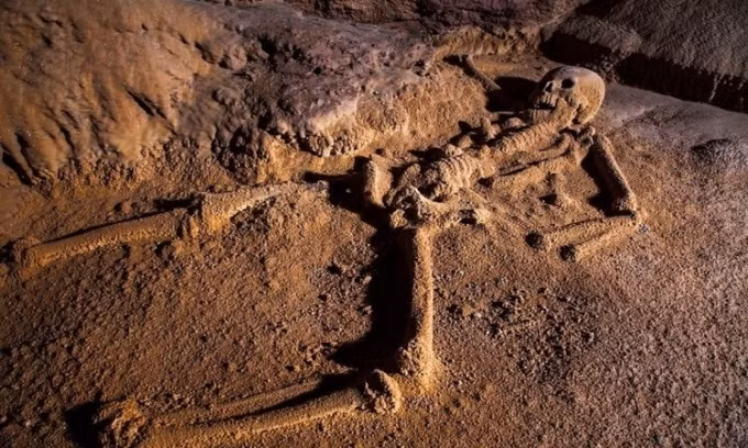 Trong số những hài cốt được tìm thấy trong hang Actun Tunichil Muknal, đáng chú ý là hài cốt phủ pha lê được đặt tên Crystal Maiden. Thi hài này thuộc về một thiếu niên 17 tuổi - người có cái chết đầy đau đớn. Ảnh: Amusing Planet.