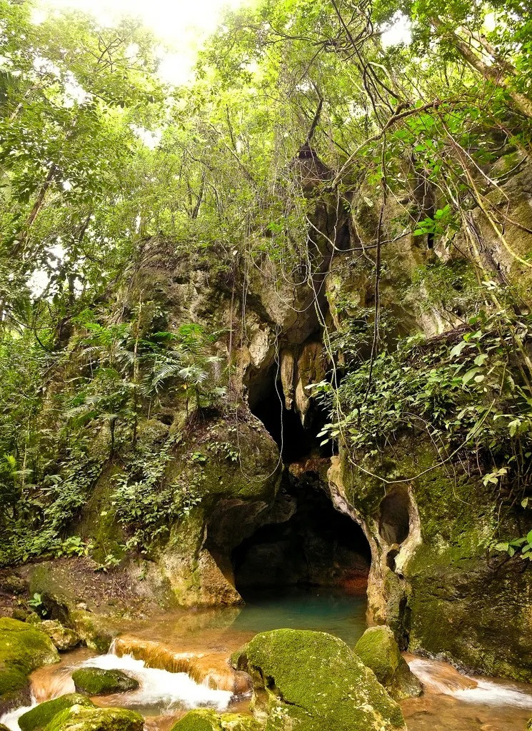 Actun Tunichil Muknal hay gọi tắt là "ATM" là hang động nổi tiếng ở Belize. Trong thời gian qua, các nhà khoa học có nhiều khám phá khảo cổ quan trọng liên quan tới nền văn minh Maya tại đây. Ảnh: Mike Stenhouse/Flickr.