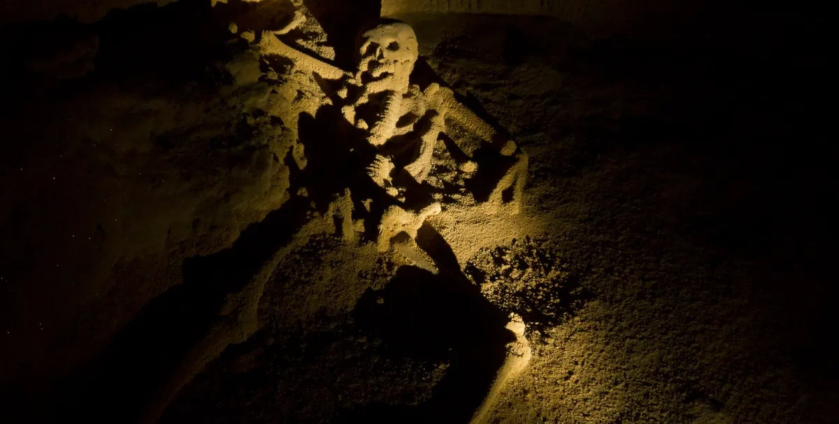 Sở dĩ người Maya chọn hang Actun Tunichil Muknal làm nơi diễn ra các buổi hiến tế vì quan hiện hang động dưới lòng đất là lối vào địa ngục hay còn gọi Xibalba. Đây là nơi vị thần cai quản địa ngục sinh sống cũng như là nơi có nhiều quỷ dữ. Con người rất sợ địa ngục và tin rằng xoa dịu các vị thần sống ở đó bằng cách tiến hành hiến tế con người. Ảnh: James Snyder via Flickr (CC BY-NC 2.0).