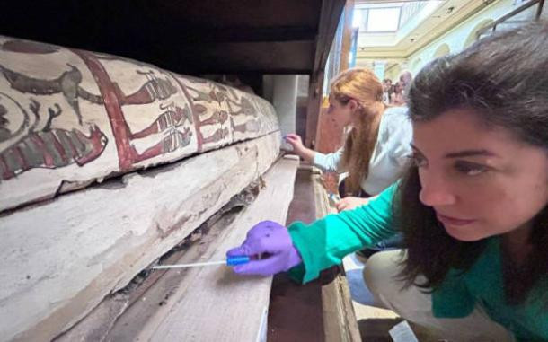 Theo nhóm chuyên gia, vào thời cổ đại, người Ai Cập thực hiện quy trình ướp xác phức tạp và tỉ mỉ. Trải qua thời gian, những xác ướp vẫn có mùi thơm thoang thoảng nhờ các loại dầu và sáp thơm được sử dụng khi ướp xác. Ảnh: Abdelrazek Elnaggar/University College London.