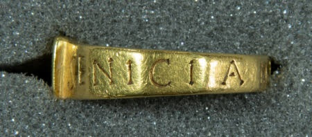 Theo nội dung khắc trên tấm bảng, một người La Mã có tên là Silvianus đã bẩm báo với thần Nodens rằng chiếc nhẫn của mình đã bị đánh cắp. Ảnh: National Trust / Richard and Claire Tilson.