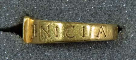 Theo nội dung khắc trên tấm bảng, một người La Mã có tên là Silvianus đã bẩm báo với thần Nodens rằng chiếc nhẫn của mình đã bị đánh cắp. Ảnh: National Trust / Richard and Claire Tilson.