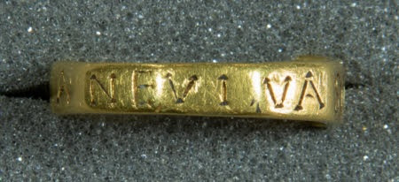 Đến năm 1805, tại khu vực Dwarf's Hill (vùng Lydney, Gloucestershire) cách địa điểm tìm thấy chiếc nhẫn khoảng 100 dặm, người ta tìm thấy một tấm bảng với một lời nguyền khắc trên đó. Ảnh: National Trust / Richard and Claire Tilson.