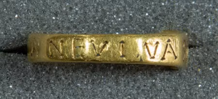 Đến năm 1805, tại khu vực Dwarf's Hill (vùng Lydney, Gloucestershire) cách địa điểm tìm thấy chiếc nhẫn khoảng 100 dặm, người ta tìm thấy một tấm bảng với một lời nguyền khắc trên đó. Ảnh: National Trust / Richard and Claire Tilson.