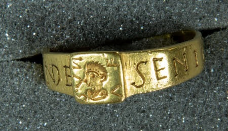 Chiếc nhẫn mang lời nguyền rùng rợn đó hiện được trưng bày tại bảo tàng The Vyne (Anh). Ảnh: National Trust / Richard and Claire Tilson.