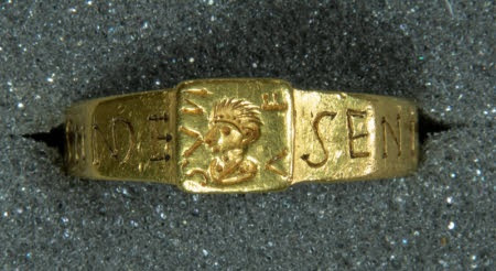 Trên chiếc nhẫn có khắc dòng chữ Latin với nội dung: "Senicianus sống khỏe mạnh giữa các vị thần". Chiếc nhẫn được làm từ 12g vàng. Ngoài ra, hiện vật còn được trang trí hình vương miện. Ảnh: National Trust / Richard and Claire Tilson.