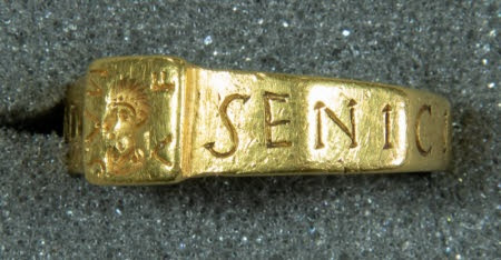 Silvianus biết hung thủ là ai và muốn vị thần trừng phạt kẻ đó bằng lời nguyền: "Những kẻ mang họ của Senicianus sẽ bị ốm đau cho tới khi hắn mang chiếc nhẫn trả lại đền thờ Nodens". Ảnh: National Trust / Richard and Claire Tilson.