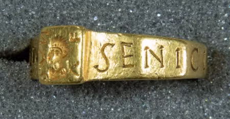 Silvianus biết hung thủ là ai và muốn vị thần trừng phạt kẻ đó bằng lời nguyền: "Những kẻ mang họ của Senicianus sẽ bị ốm đau cho tới khi hắn mang chiếc nhẫn trả lại đền thờ Nodens". Ảnh: National Trust / Richard and Claire Tilson.